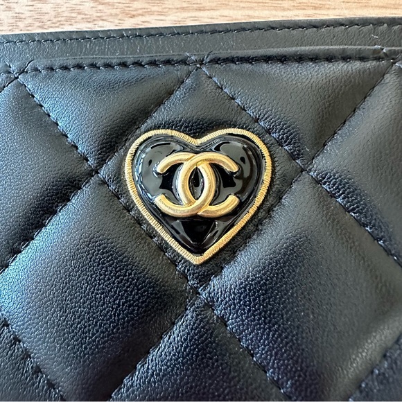 🆕 Authentic Chanel Black Quilted Lambskin Card Holder w/Gold Enamel CC Heart - Picture 4 of 14